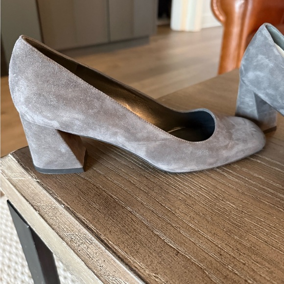 Stuart Weitzman suede block-heel pumps in beautiful taupe/gray. 9M - Picture 2 of 4